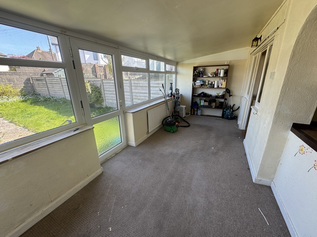 Lot: 44 - SEMI-DETACHED HOUSE FOR IMPROVEMENT - Dining room